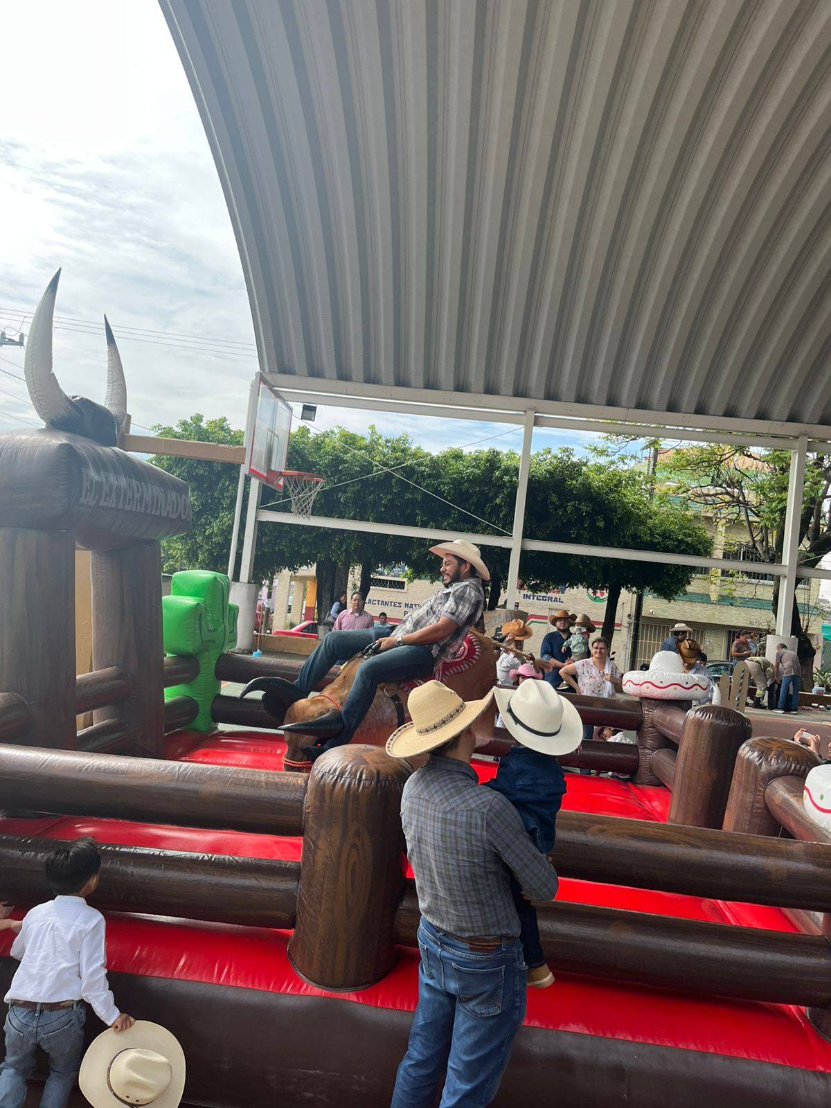 Evento con toro mecánico